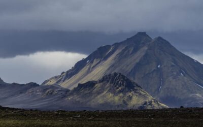 Exploring Iceland’s Natural Wonders: Glaciers, Geysers, and Volcanoes